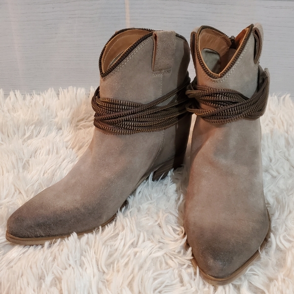Matiko Shoes - Matiko distressed suede ankle cowboy booties